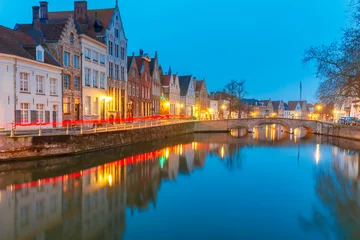 Deurstickers Toneelstadsmening van Brugs kanaal met mooie middeleeuwse gekleurde huizen, brug en bezinningen, België © Kavalenkava
