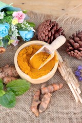 Turmeric powder and fresh turmeric for health.