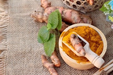 Turmeric powder and fresh turmeric for health.