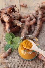 Turmeric powder and fresh turmeric for health.