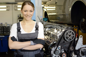 Kfz-Mechaniker bei Reparatur von Motor in Auto-Werkstatt 