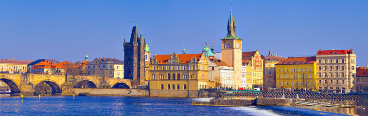 Prague, pont Charles et vieille ville vue de la rive gauche