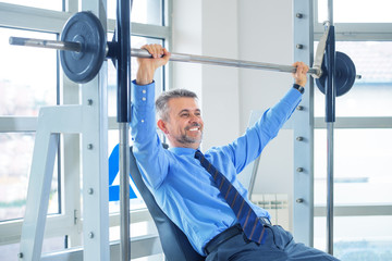 Fototapeta na wymiar Businessman training in gym
