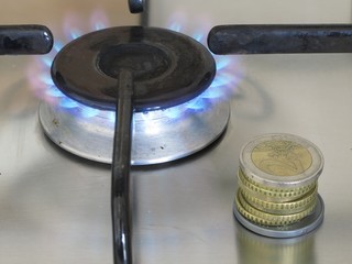 Obraz premium Gas cost: Propane gas burning and euro coins 