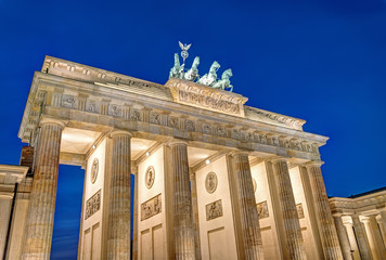 Naklejka premium Berlins famous landmark, the Brandenburger Tor, at night