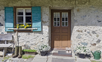 Tür und Fenster einer Almhütte