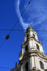 Barokowa wieża kościoła na niebieskim tle nieba