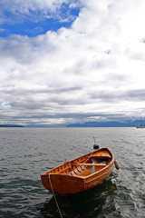 Samotna łódź na Jeziorze Genewskim - obrazy, fototapety, plakaty