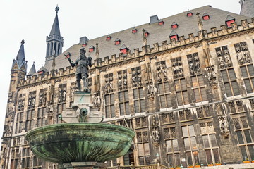 Aachen Karlsbrunnen mit Rathaus 1