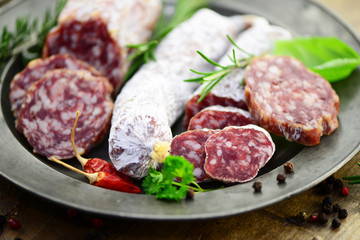 Teller Kräuter Salami
