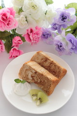 手作りコーヒーマーブルシフォンケーキと花