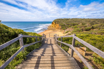 Passerelle de la légendaire Bells Beach - la plage du film culte Point Break, près de Torquay, porte d& 39 entrée de la Surf Coast de Victoria, en Australie, où il a commencé la célèbre Great Ocean Road
