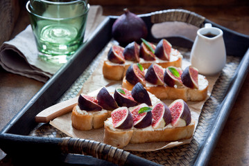 Bruschetta with figs and goat cheese