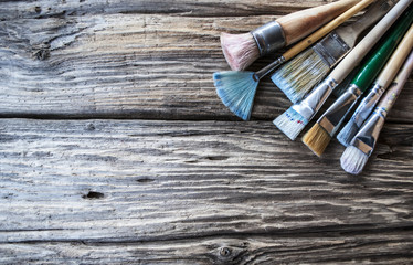 Verschiedene, gebrauchte Pinsel auf Holz / Treibholz Hintergrund