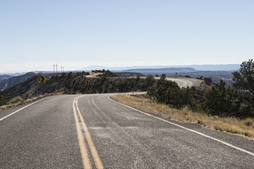 Carretera solitaria por el desierto de USA. 