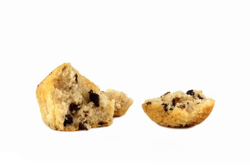 ein gebrochener muffin mit schoko stückchen auf einem weissem hintergrund
