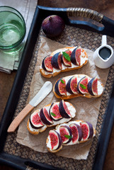 Bruschetta with figs and goat cheese