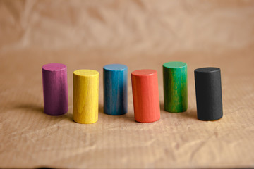 Spielfiguren auf Packpapier