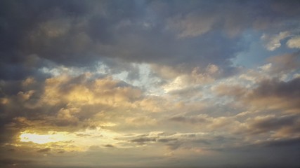 Fototapeta premium Dramatic sunset with fluffy clouds