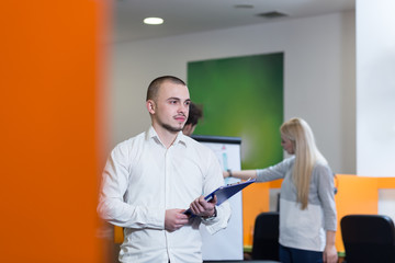 Obraz premium Group of friendly businesspeople with male leader in front