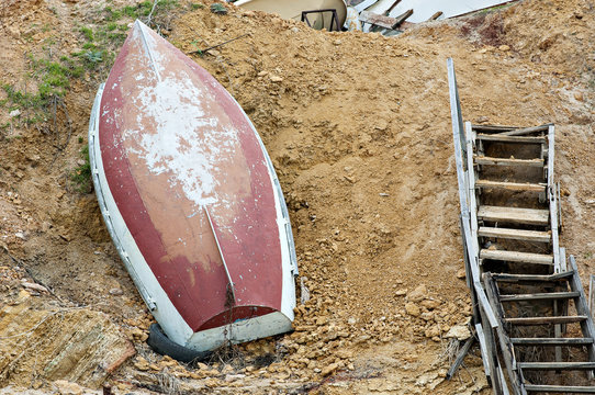 Fototapeta An old boat at the stairs