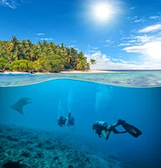 Fotobehang Onderwater koraalrif met duikers en manta © Jag_cz