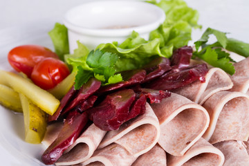 Meat cutting with horseradish and mustard