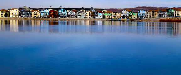 Obraz premium The blue lake of Sparks Marina against the backdrop of colorful houses.