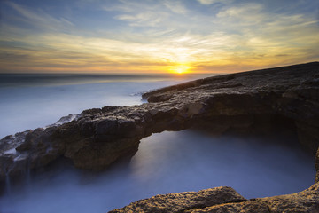 Tunel em rocha no Cabo Raso