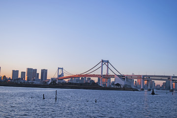 ピンク色に輝くレインボーブリッジ