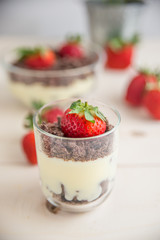 Vanillepudding mit Schokokeksen und Erdbeeren 