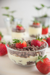 Vanillepudding mit Schokokeksen und Erdbeeren 