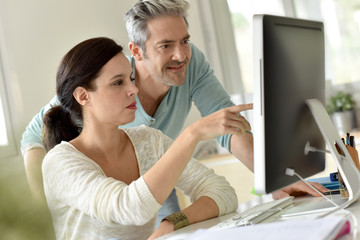 Obraz premium Co-workers in the office talking about project