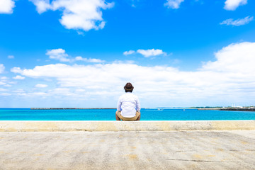 海を見つめる男性