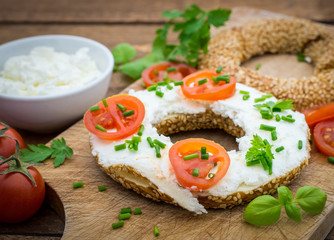 Bagel with cream cheese and tomato