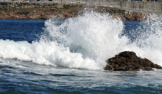 Una ola chocando contra una roca en la playa de Riazor de A Coru&ntilde;a,Galicia ,Espa&ntilde;a