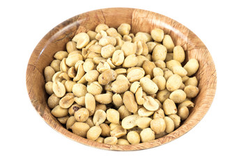 cacahuètes grillées et salées dans coupelle bambou