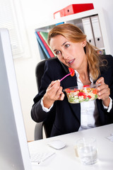 femme qui mange au bureau