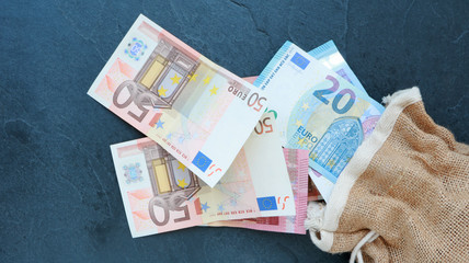 Sac d'euros en toile de jute sur ardoise 