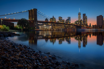 Fototapeta premium Brooklyn Bridge and Manhattan skyline in New York City over the East River at night