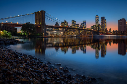 Fototapeta Most Brooklyński i Manhattan linia horyzontu w Miasto Nowy Jork nad East River przy nocą