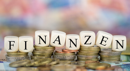 Finanzen auf Münzenstapel