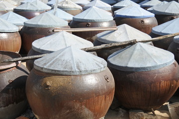 Fischsauce in Tonfässern