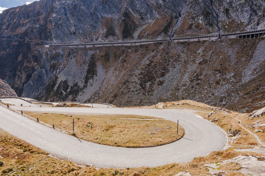 Airolo, Stadt, Dorf, Tremola, Passstrasse, Gotthard, Gotthardpass, Bergstrasse, Alpen, Schweizer Berge, Tessin, Herbst, Schweiz