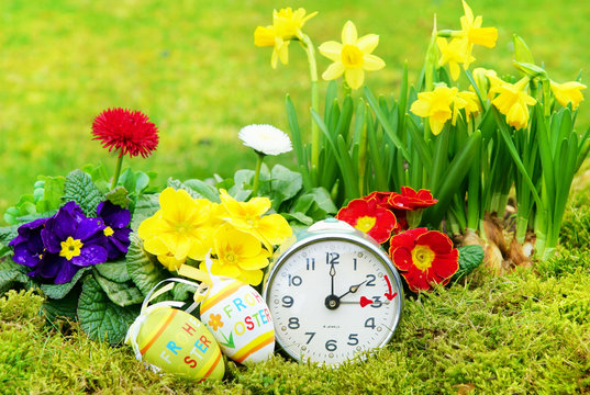 Zeitumstellung, Sommerzeit, Wecker, Uhr, Fr&uuml;hlingsblumen, Ostereier, Copyspace
