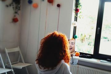 Glance of the bride through the mirror