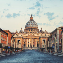 Obraz premium Bazylika św. Piotra w Watykanie rano