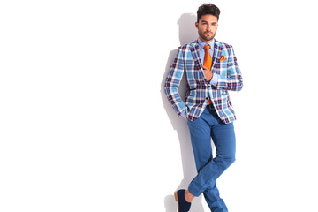 Naklejka premium man with hand in pocket posing