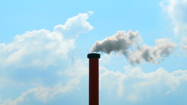 fum&eacute;e de Chemin&eacute;e dans le ciel bleu 