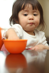 シリアルを食べる赤ちゃん(1歳児)